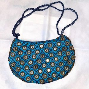 Bead bag in blue with zip pocket.